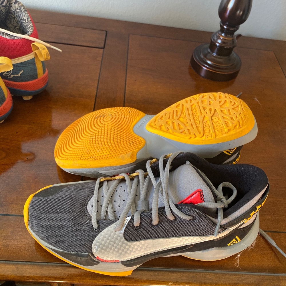 Basketball shoes